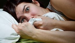 Dlaczego bezsenność częściej dotyka kobiet?